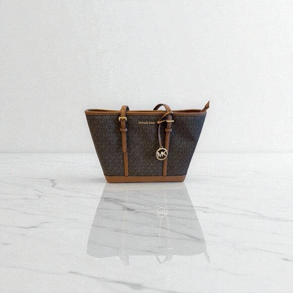 Michael Kors Signature Tote – Iconic Style & Everyday Function - Picture 1 of 5